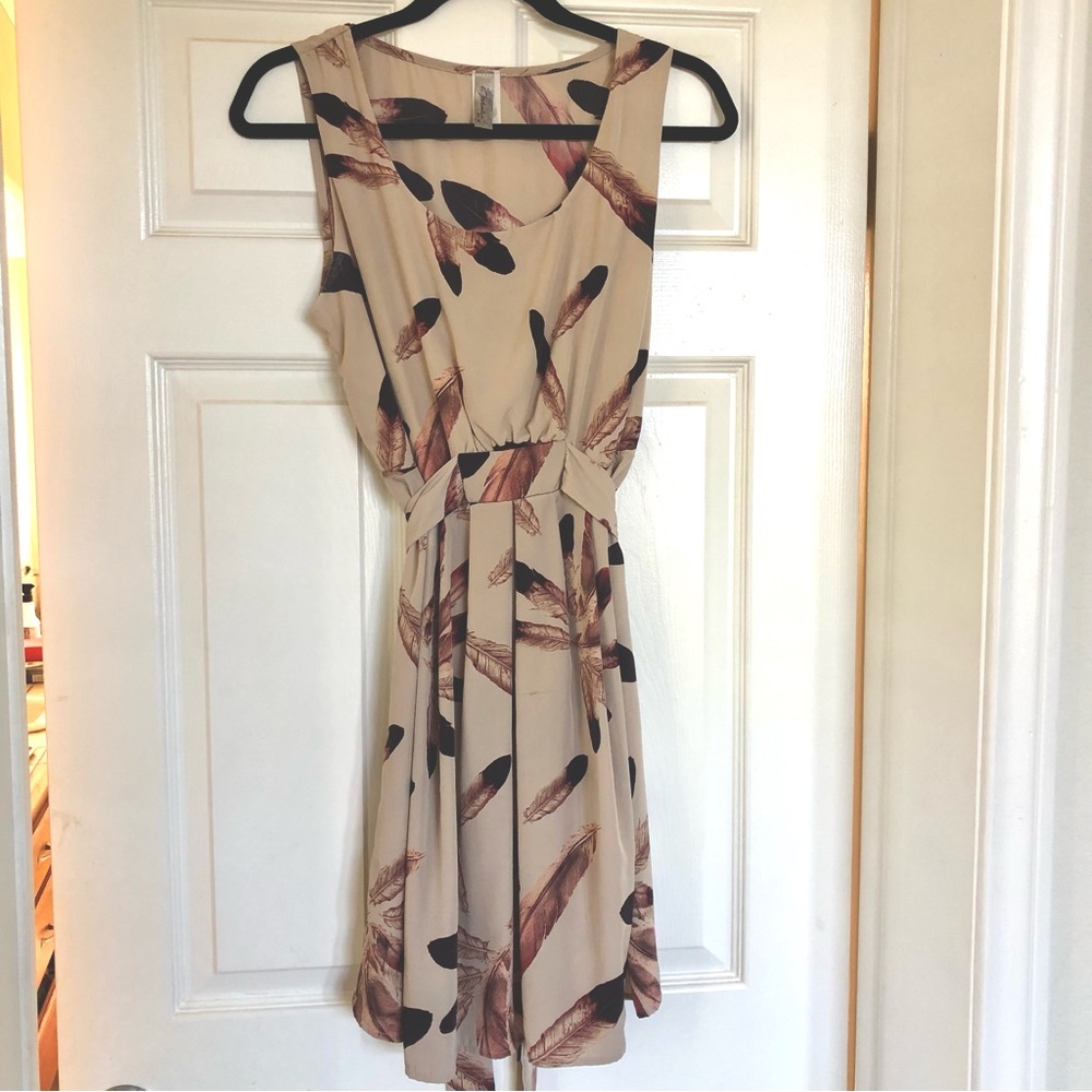 Cute short dress dress with feather motif and sash